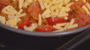 烤箱上下火180度預(yù)熱，將米飯分別盛入容器中。表面均勻的撒上馬蘇里拉芝士碎，放進(jìn)烤箱中層烤20分鐘左右，待芝士融化上色即可。