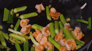 加入煎好的蝦仁，XO醬，以適量鹽、糖進(jìn)行調(diào)味翻炒。