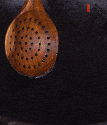 鍋中多倒些花生油，油溫達(dá)80度時，下芋頭丁炸 40 秒，直到表皮金黃，撈出待用。