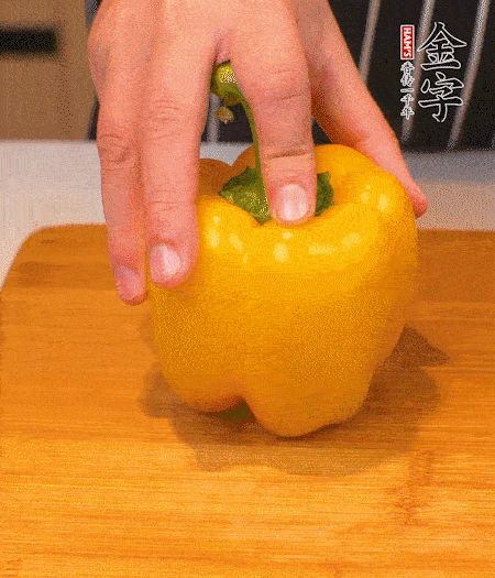 干花菇提前泡發(fā)，胡蘿卜、青椒、黃椒和花菇切丁，小紅椒切圈，小蔥切末。