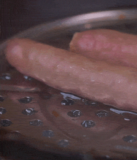 金字10°鮮低溫香腸蒸10分鐘后，切片。