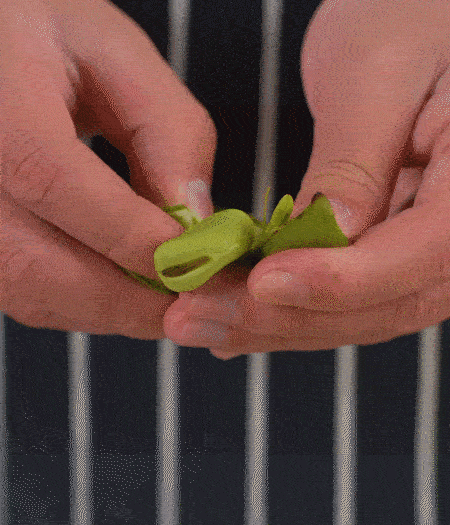 選用鮮嫩蠶豆，剝去外殼留下豆米洗凈，掰開成兩瓣。