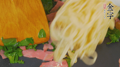 鍋中倒油燒熱，蒜片煸香，淡火腿略翻炒。