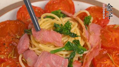 加菜花翻炒1分鐘后加意面，翻炒1分鐘后用少許鹽、黑胡椒調(diào)味即可。