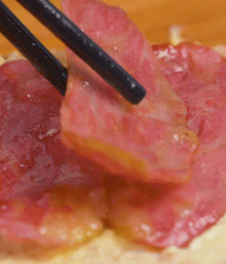 放上火腿、芝士片、生菜，再放一片土司。