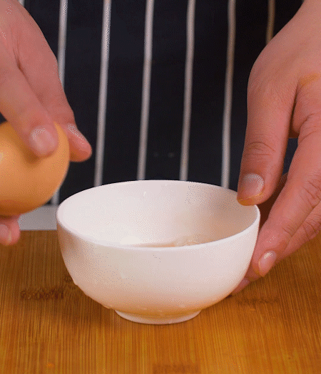 起鍋熱油，蛋液煎成雞蛋碎。金字淡咸肉切成絲。