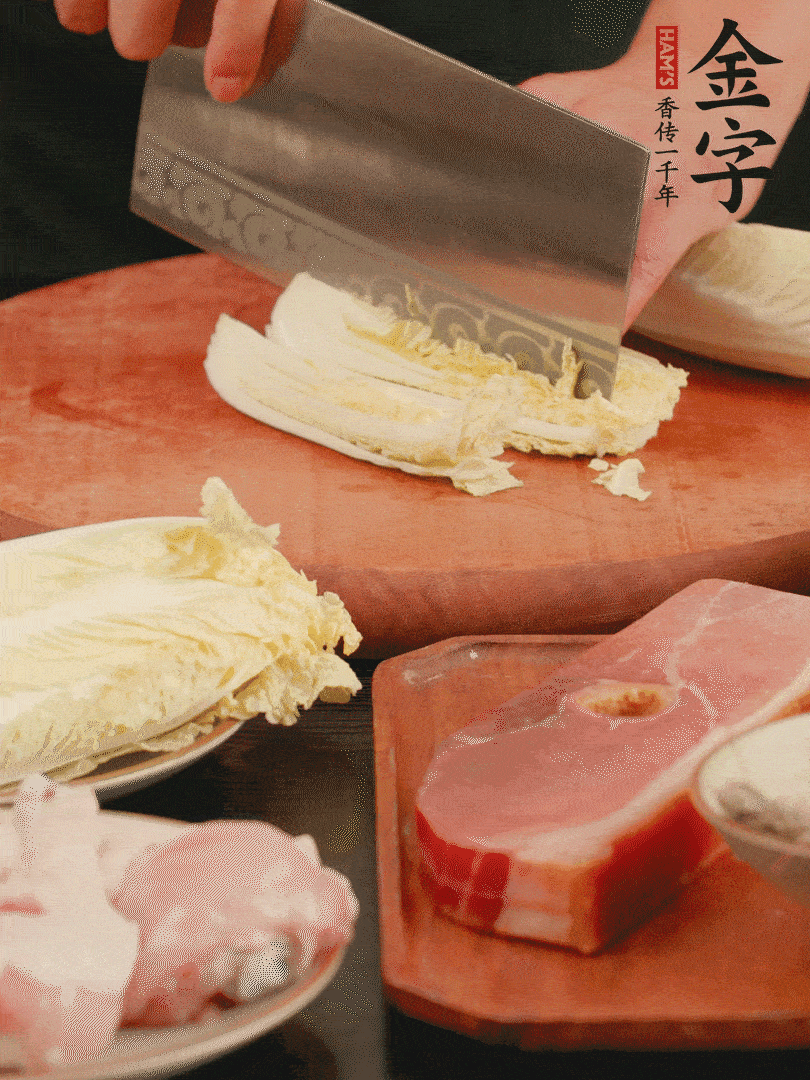 白菜去掉頭尾，對半豎切，再均勻切4刀。