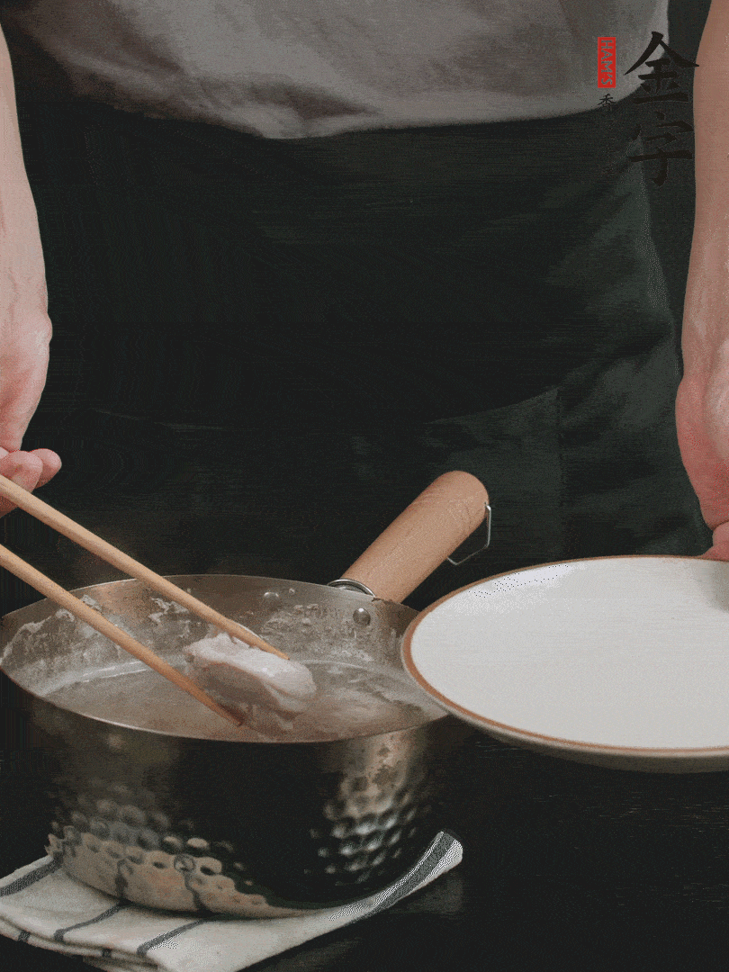 雞塊冷水下鍋，加姜片、料酒焯水，撈出洗凈備用。