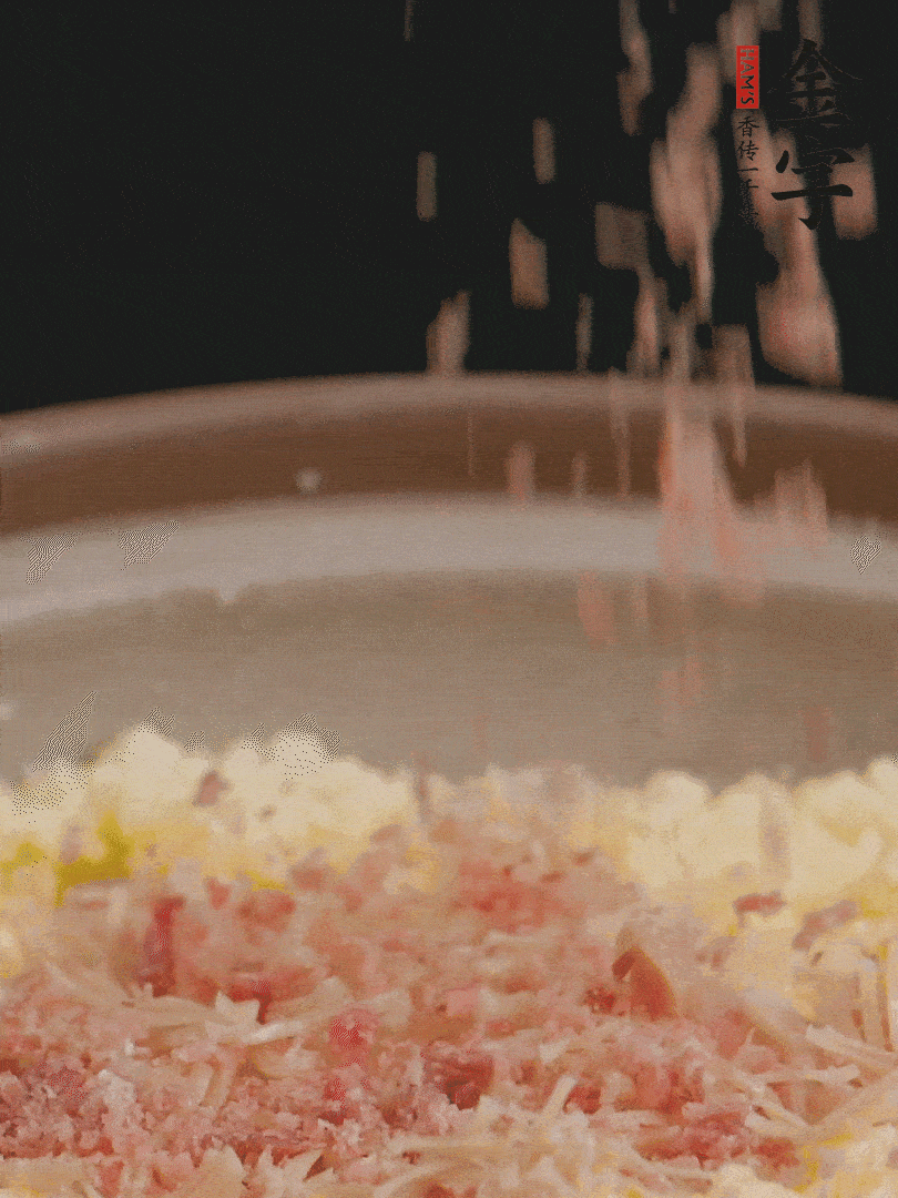 加雞湯沒過，放干貝絲、火腿末、小海參。