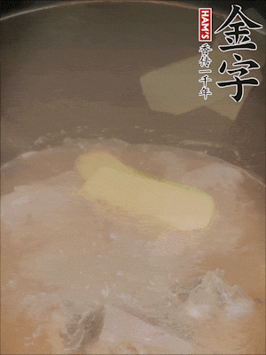 排骨洗凈，加生姜、黃酒焯水，溫水洗凈備用。