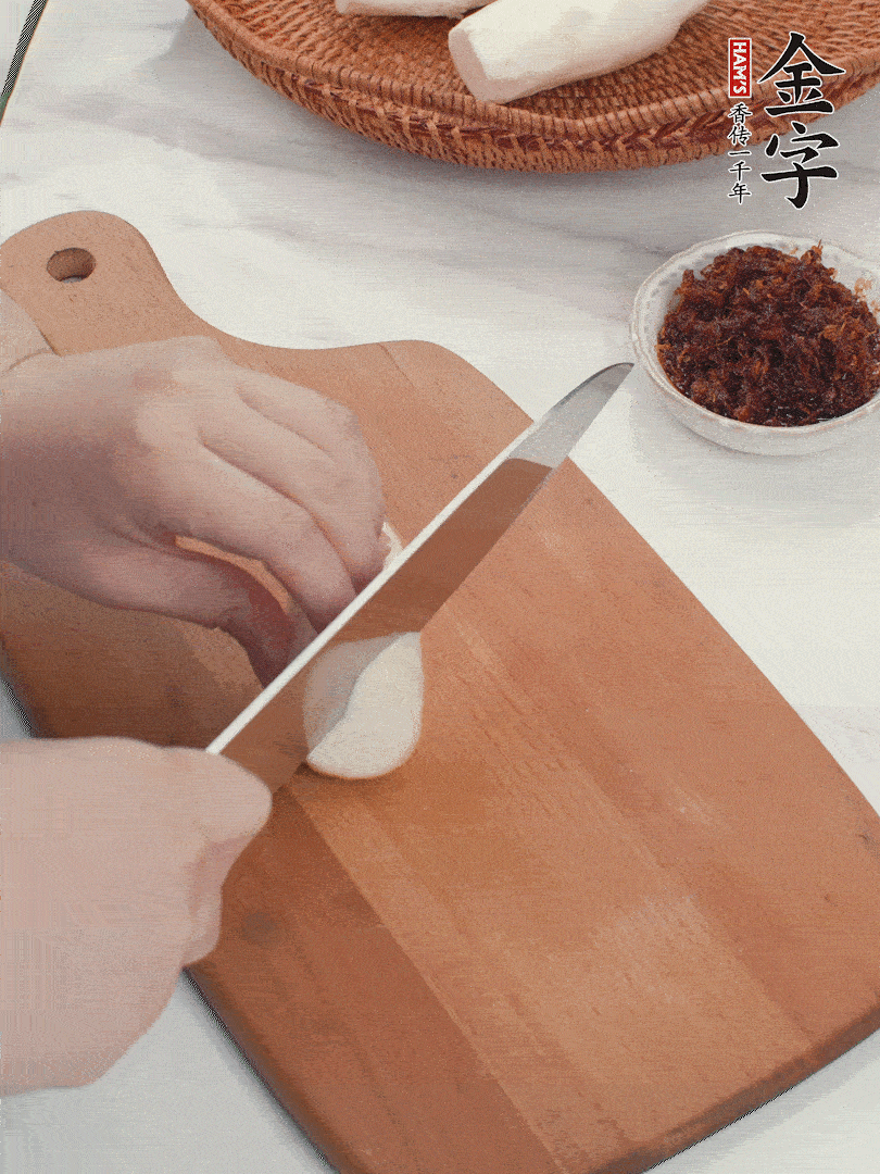 茭白剝殼，洗凈后切滾刀塊。