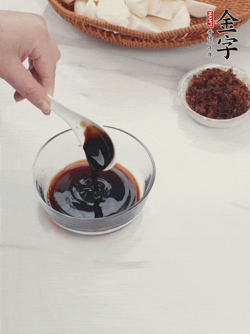 將生抽、老抽、黃酒和白砂糖在小碗里調(diào)成味汁。