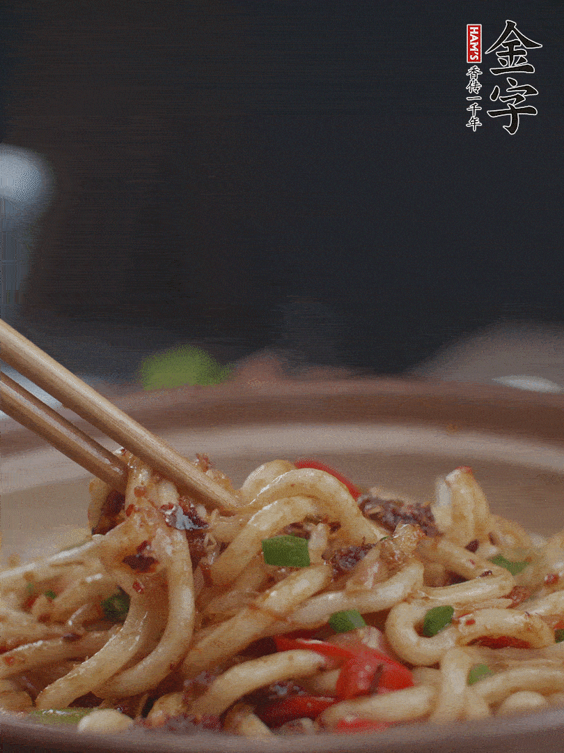 一小撮鹽調(diào)味。最后可以點綴香蔥段。