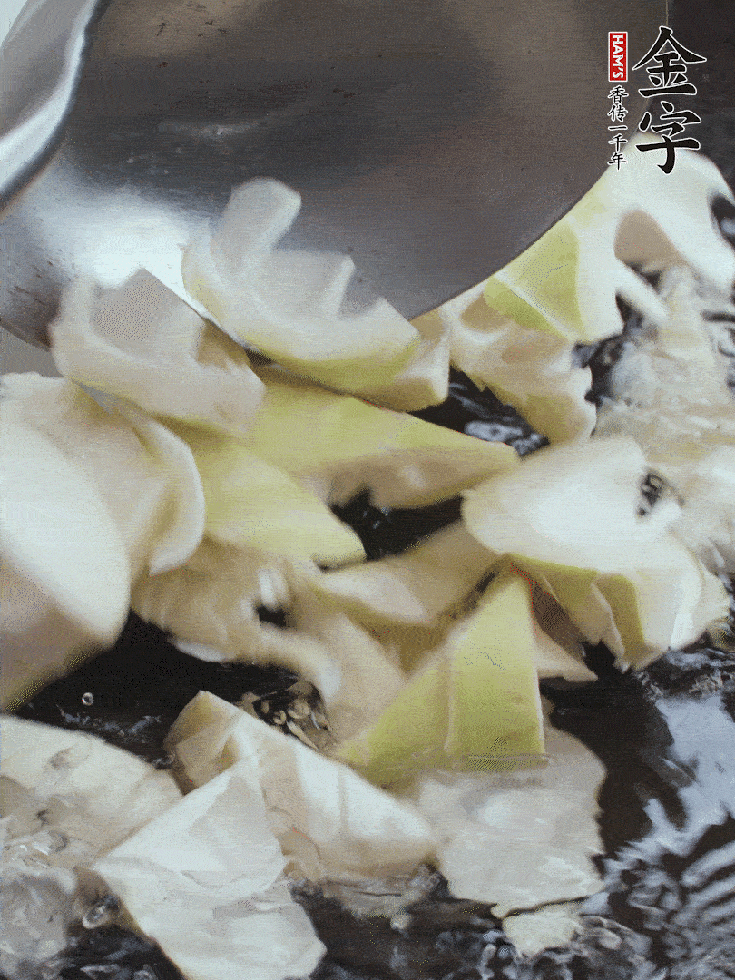 新鮮春筍去老根，剝殼切滾刀塊焯水去澀。