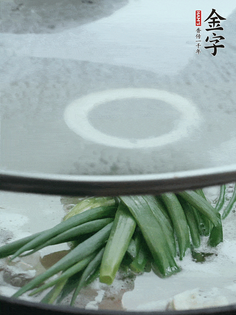 加蔥結(jié)去腥，大火開后中火燒20分鐘。