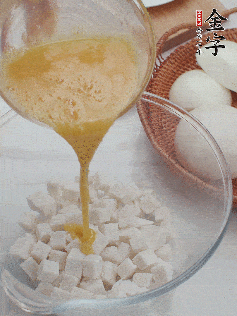 切碎的饅頭丁加入1/3蛋液拌勻。