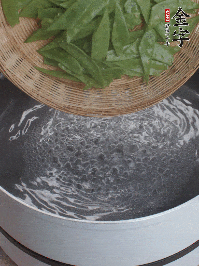 甜豆莢撕掉老筋，斜切兩半，焯水1分鐘。