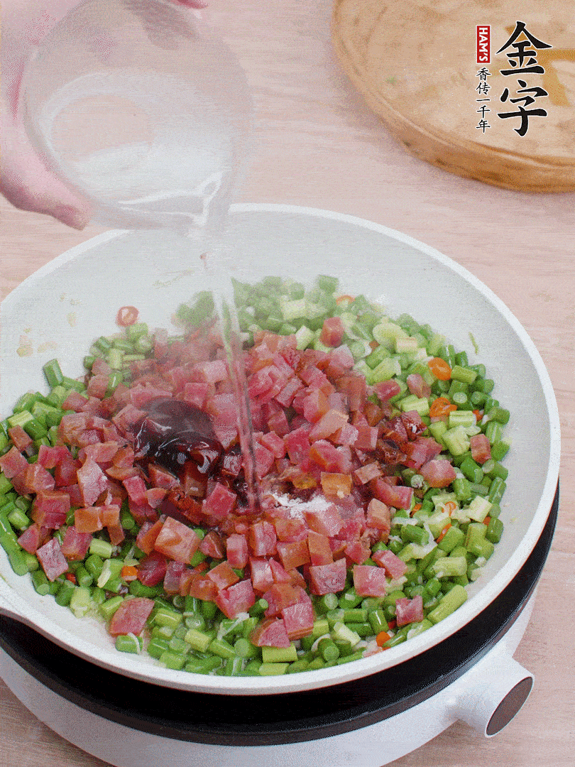 放香腸丁、1勺老抽、1勺蠔油、1/3勺白糖、少許清水炒至斷生。