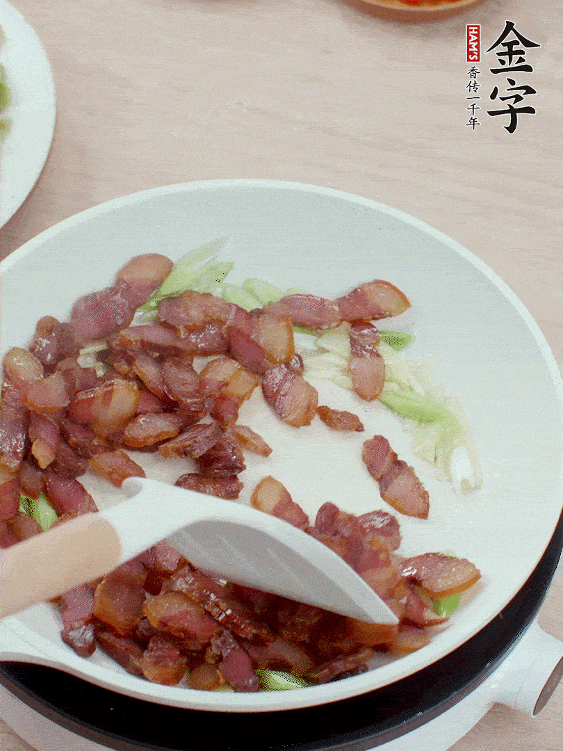 鍋中少許油，姜、蒜白爆香，下臘肉煸出油脂。