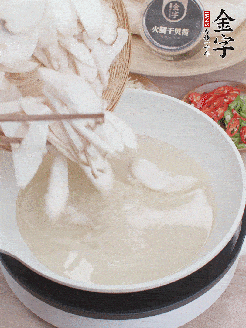 杏鮑菇切成片，油溫7層熱炸2分鐘。