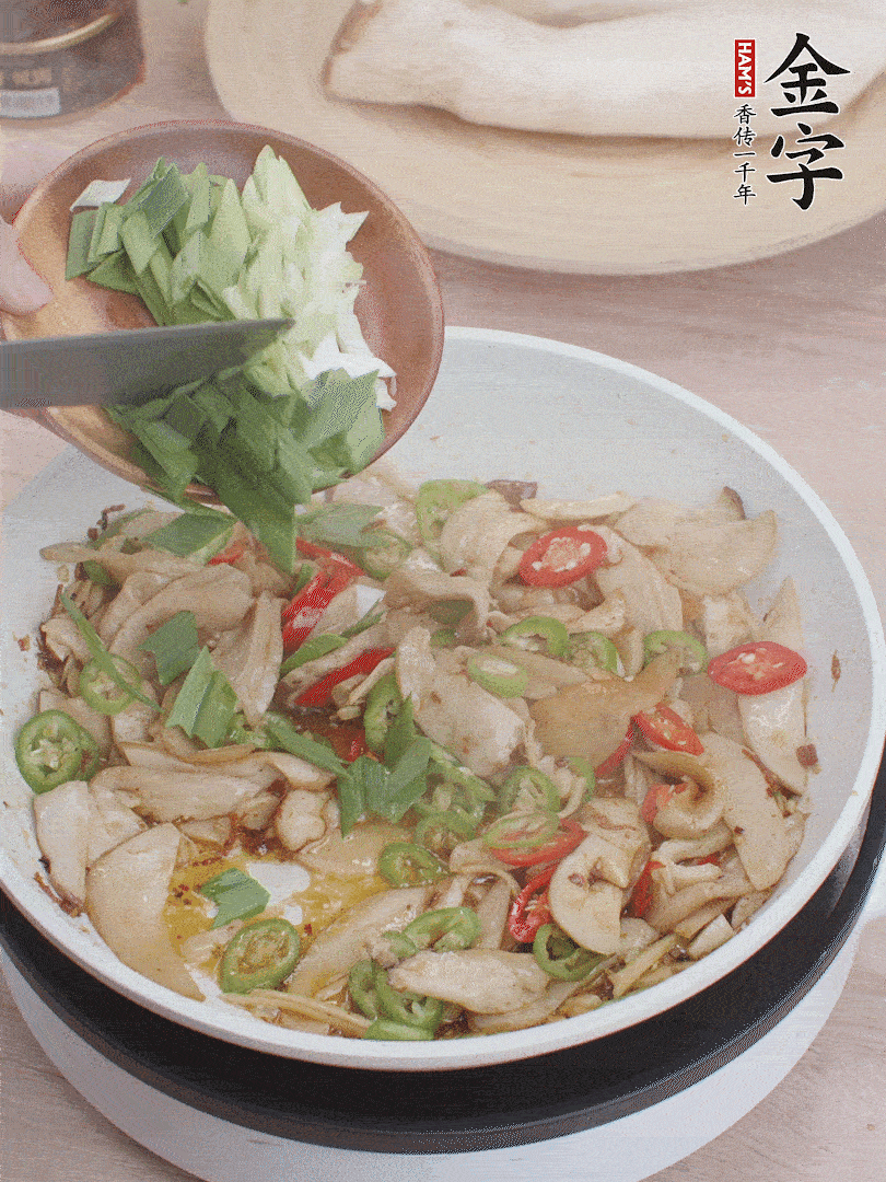 淋少許料酒、最后放大蒜葉。