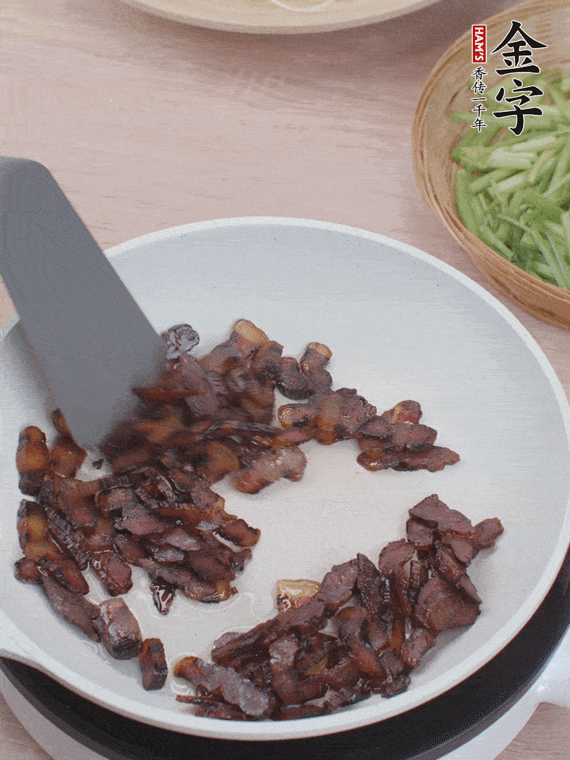 起鍋熱油，煸香醬油肉。