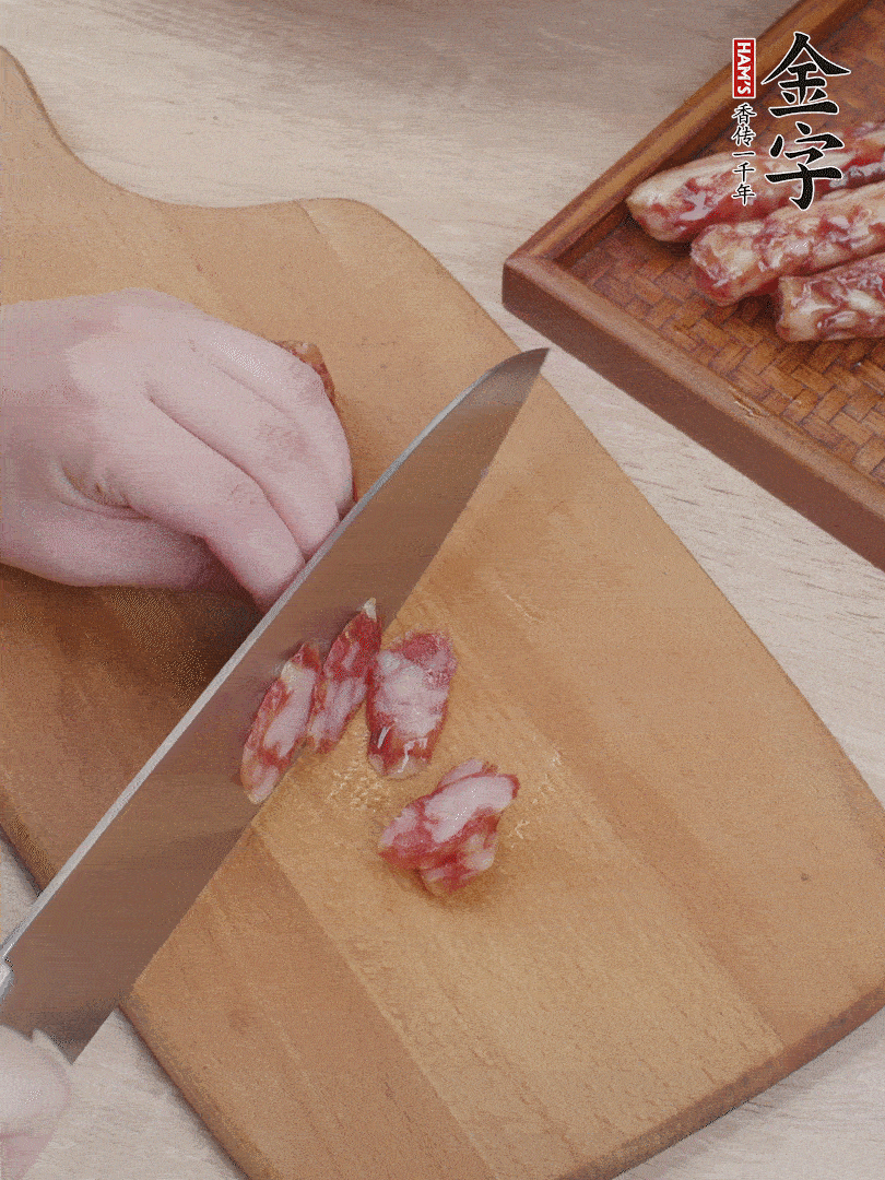 金字香腸斜切片，芹菜切段，小洋蔥切絲，綠菜椒切小塊。