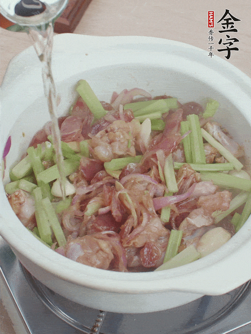 牛蛙變色后，淋點啤酒，加蓋后調小火燜10分鐘。