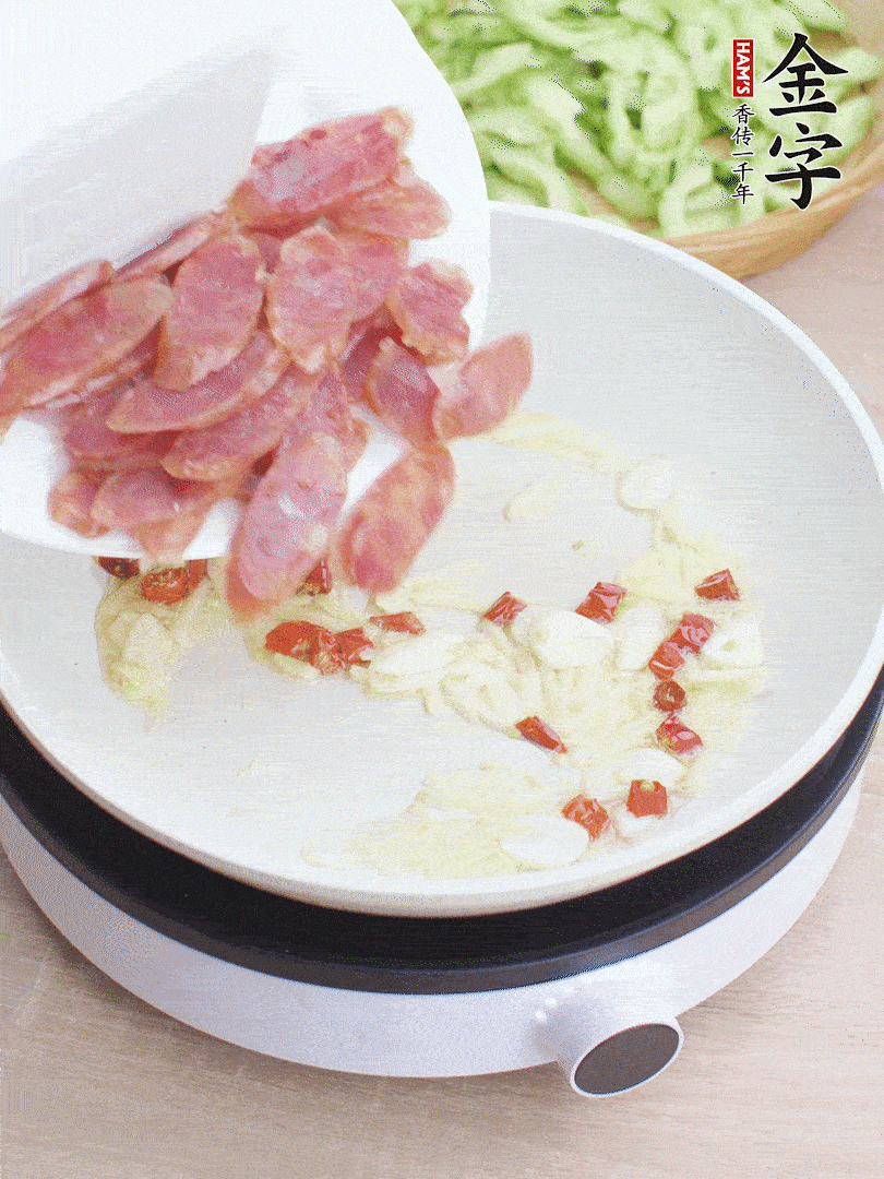 油5成熱時(shí)，姜、蒜、辣椒爆香。