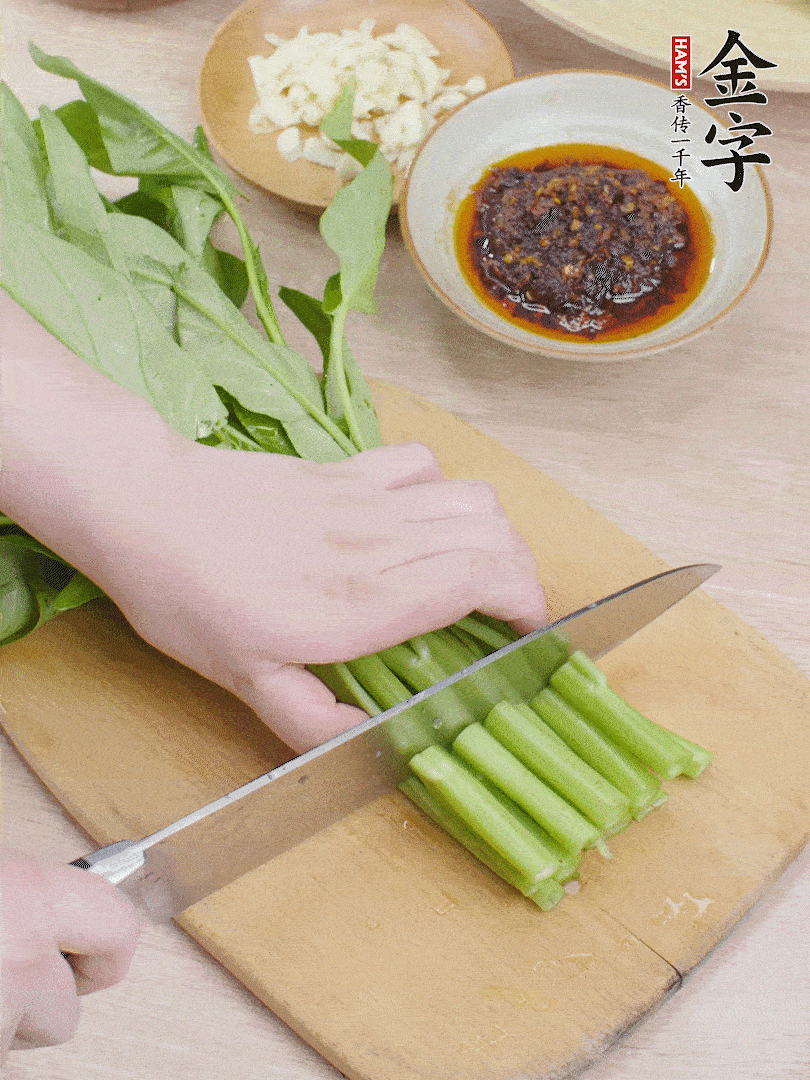 空心菜切段，大蒜拍碎切末。