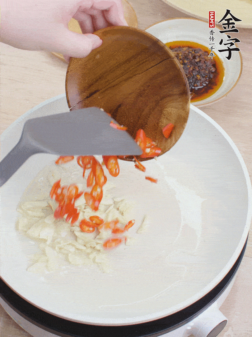 油熱煸香蒜末、辣椒。