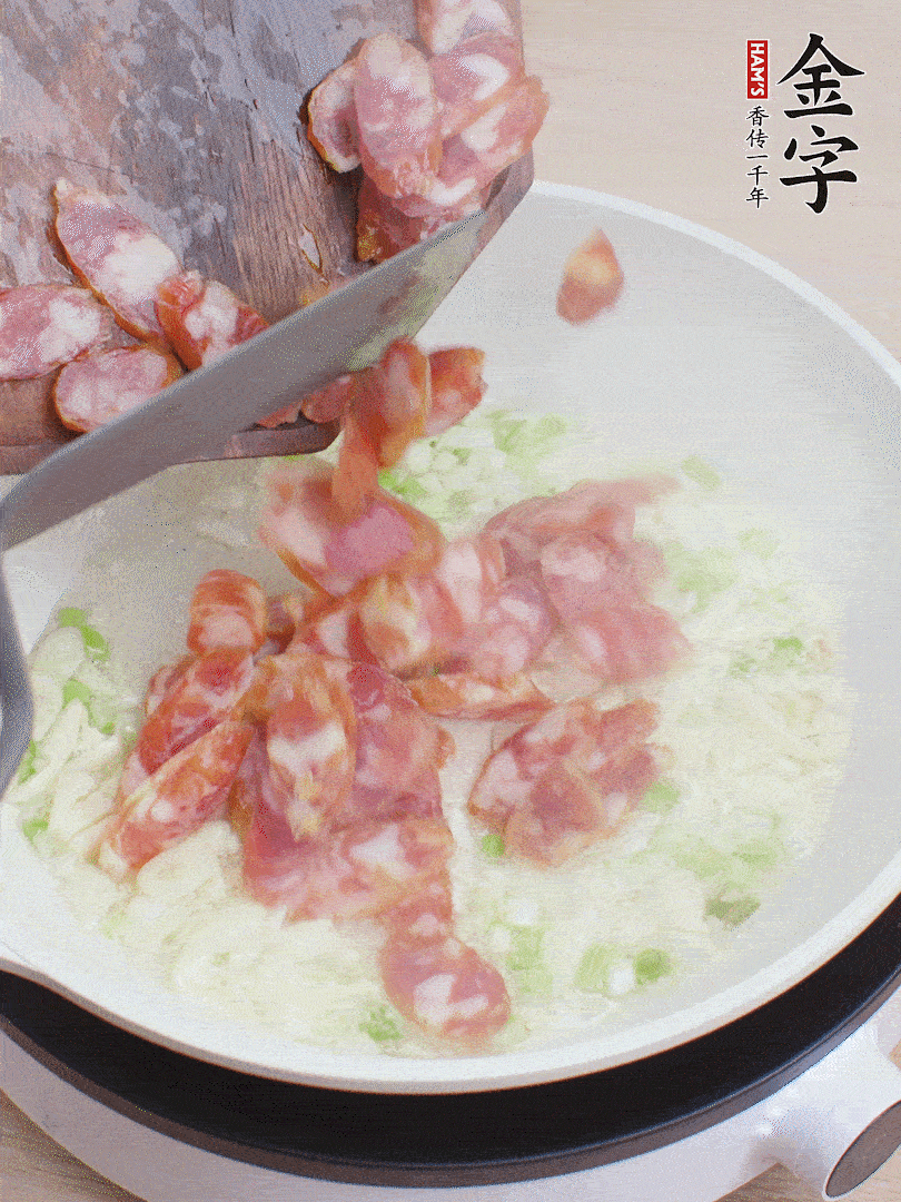 油5成熱，蒜末、蔥白爆香，下香腸炒出香味。