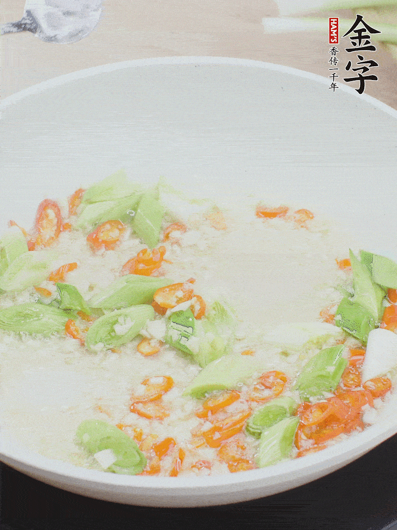 油5成熱時(shí)，下蒜末、辣椒、蒜白煸炒。