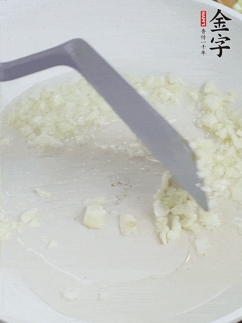 冷鍋熱油，下大蒜煎至兩面微黃。