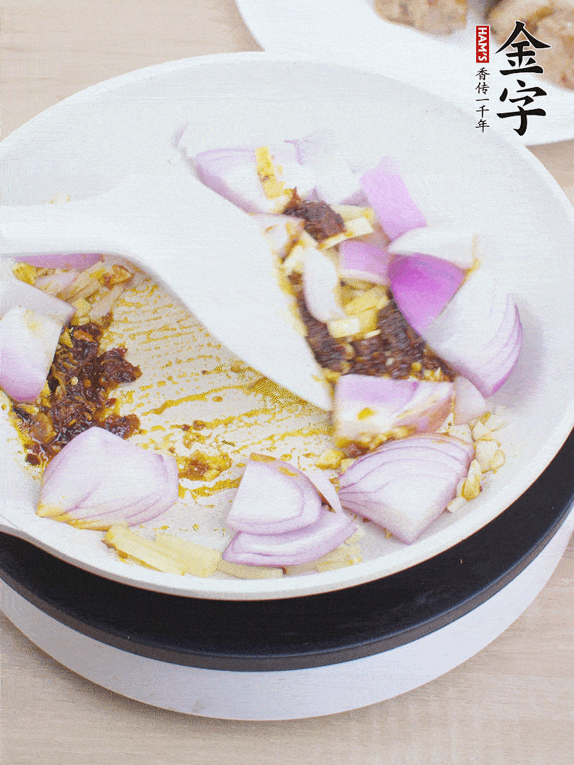 另起一鍋，姜、蒜末、1勺金字火腿大師醬、洋蔥塊炒香。