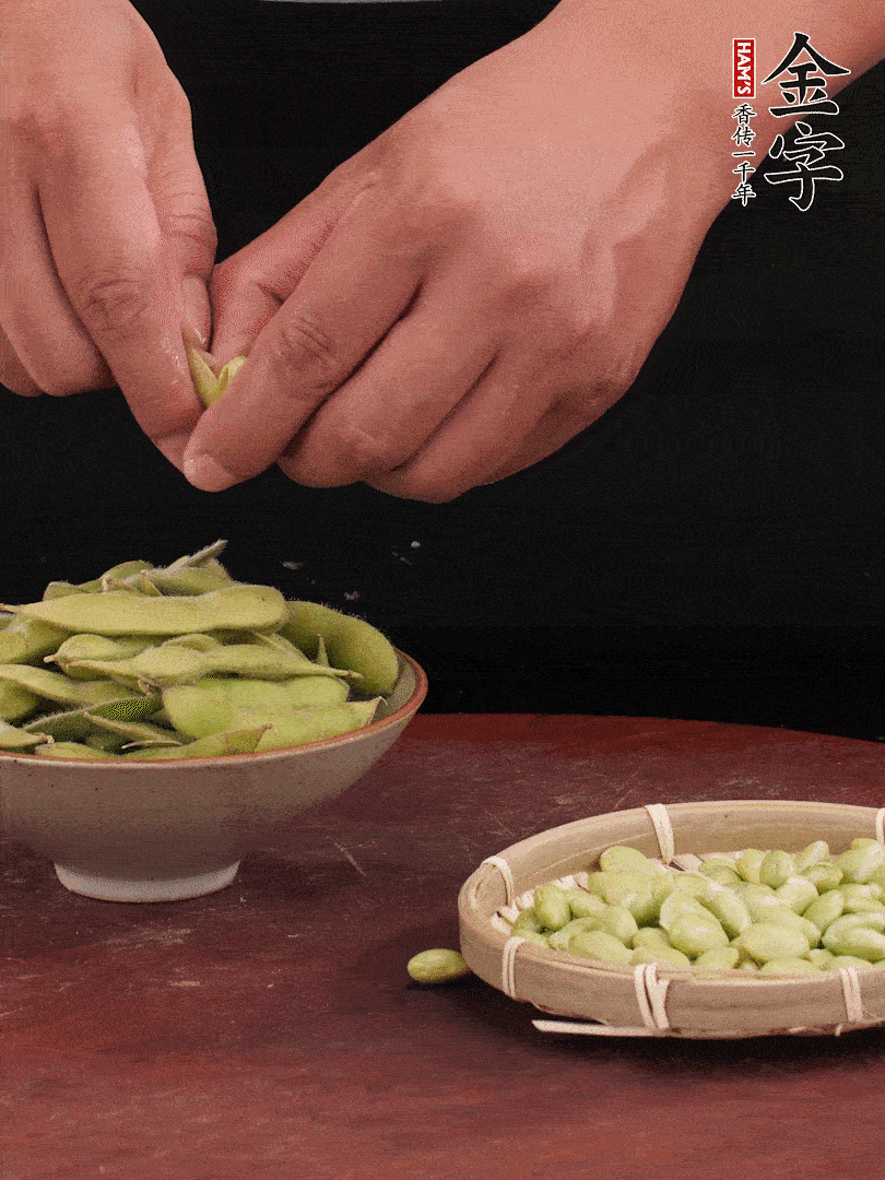 新鮮毛豆剝殼。