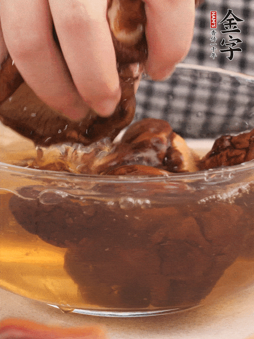 干香菇溫水泡發(fā)，去蒂洗凈切十字。