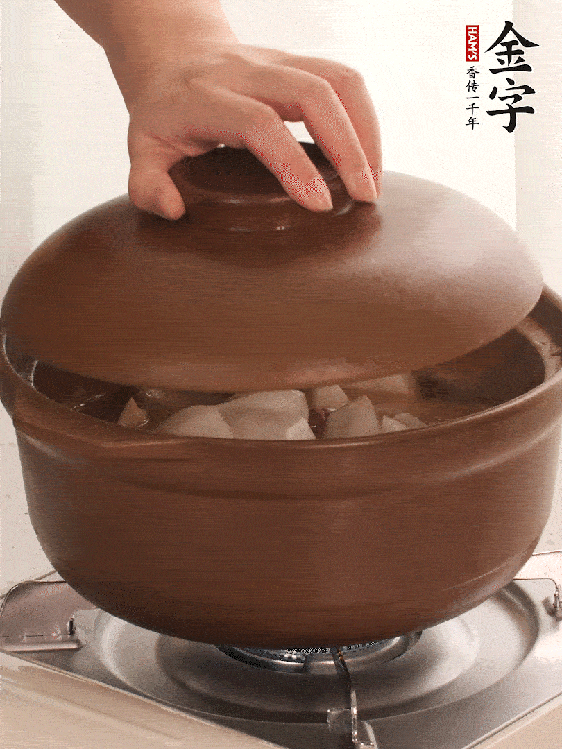 倒沒過食材的熱水，大火燒開。蓋上蓋子轉(zhuǎn)中小火，燉15-20分鐘。等蘿卜煮到喜歡的軟爛度就可以關(guān)火。