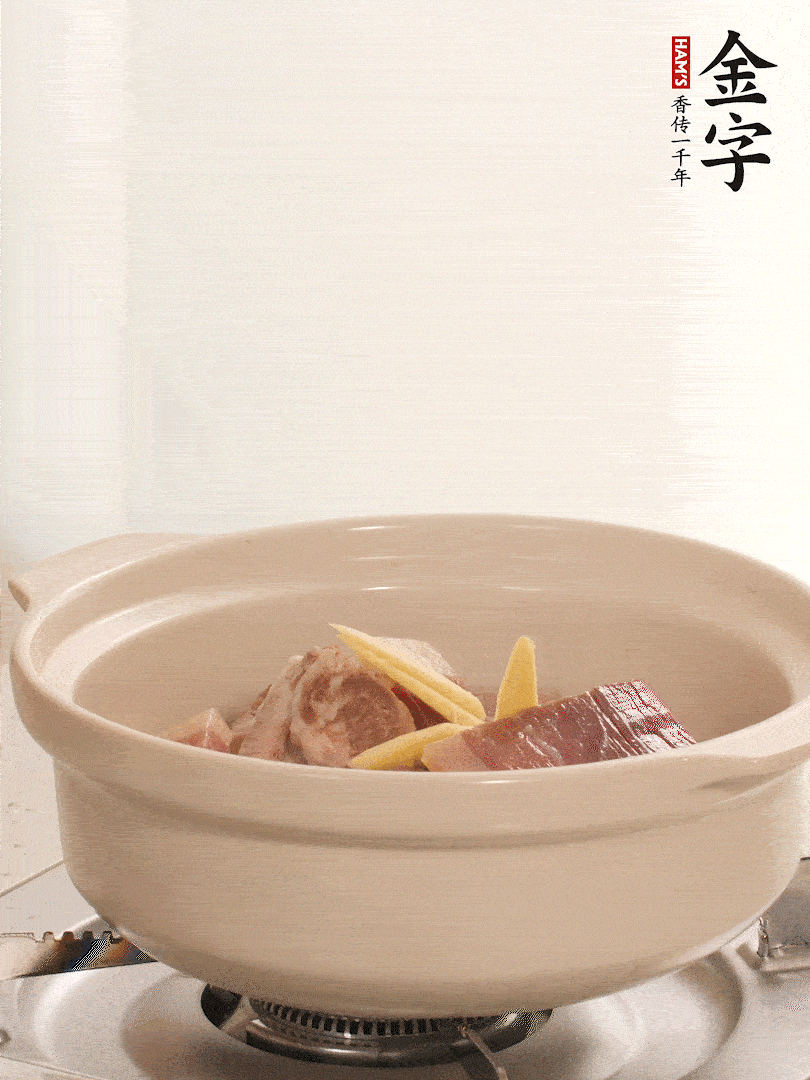 湯鍋放入排骨、火腿、姜，加適量水。煮開后轉小火燉40分鐘。