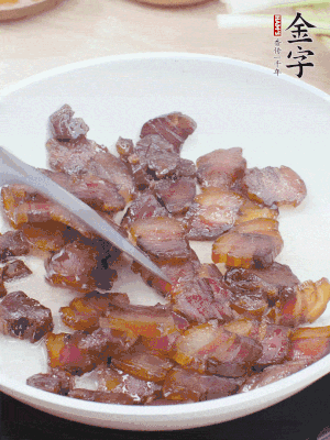 熱鍋少油，醬油肉煸出油脂，盛出。