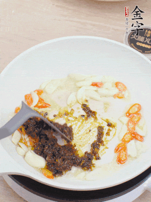 豬油下鍋，爆香蒜片、金字火腿XO醬。