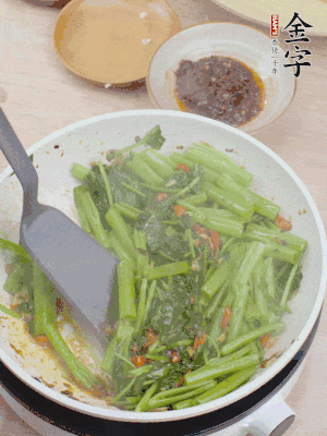 下空心菜炒軟。