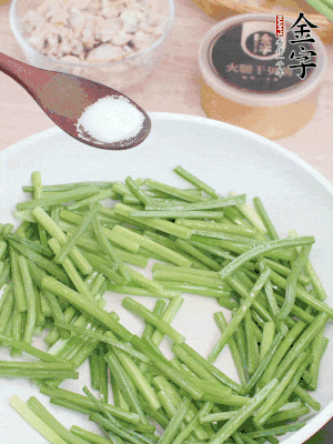 起鍋熱油，下韭菜苔炒至變色。加少許鹽。