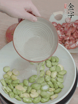 鍋中少油，下蠶豆略炒，加1/2勺鹽、一點(diǎn)糖、少許水炒勻。