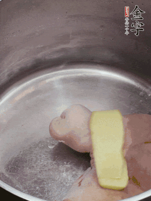撈出洗凈后，加蔥姜、黃酒二遍焯水。