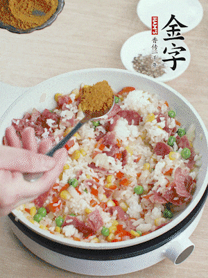 1勺咖喱粉、1/2勺鹽，少許黑胡椒碎炒均。