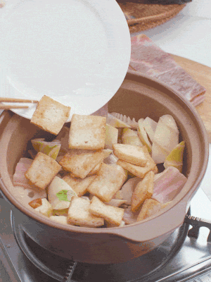 依次下春筍、豆腐，開水沒過食材。