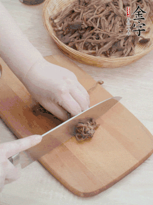 干茶樹(shù)菇浸泡過(guò)夜，去老根焯水，擠干水份。