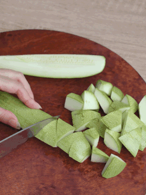 西葫蘆去籽縱向切成4份，斜切成厚片。
