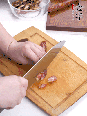 干香菇泡發(fā)切片，金字香腸切片，春筍切大粒。